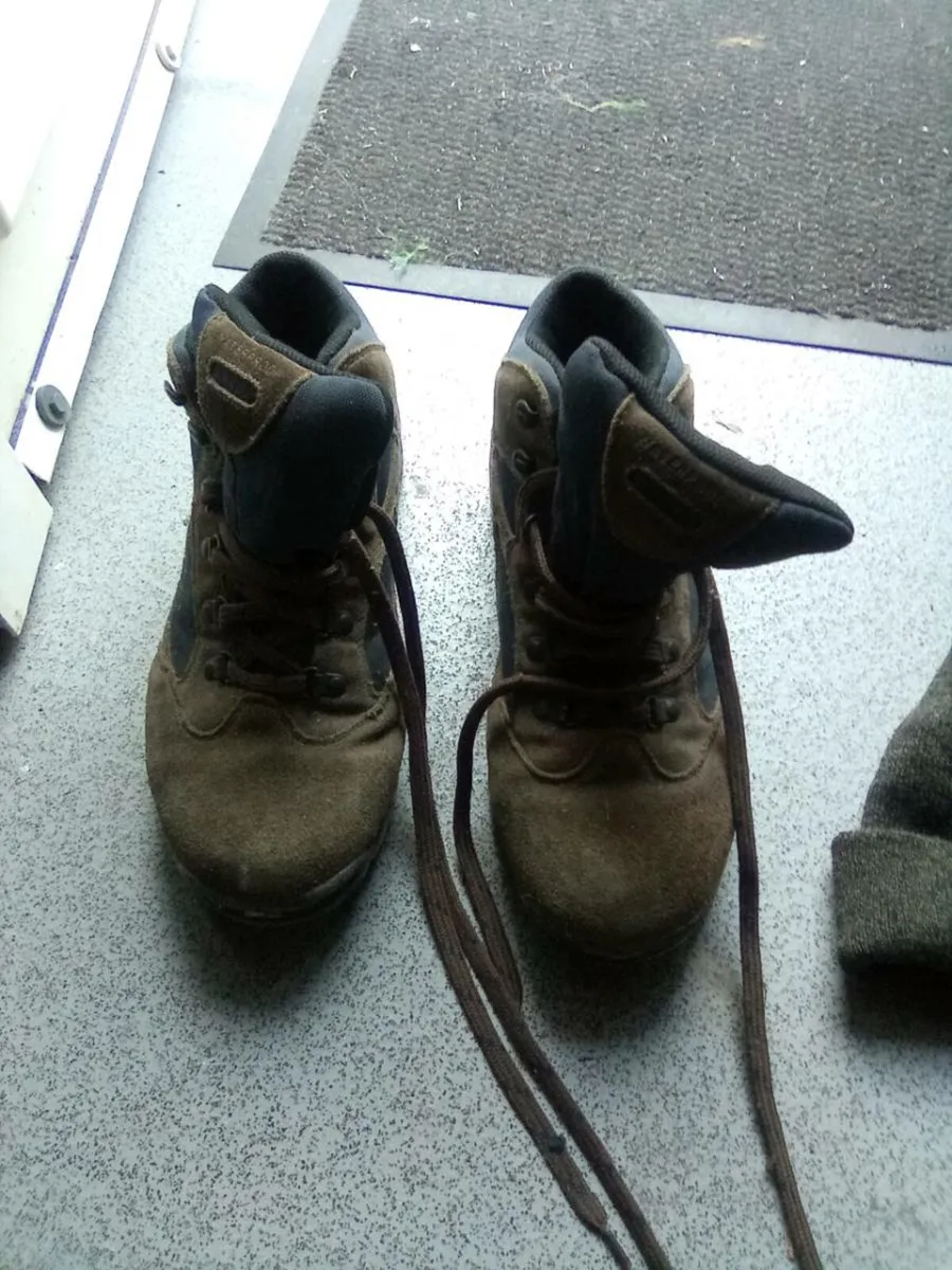 SIZE.  8.  HIKING. BOOTS.  AND. GREY.THERMAL.  HAT - Image 3