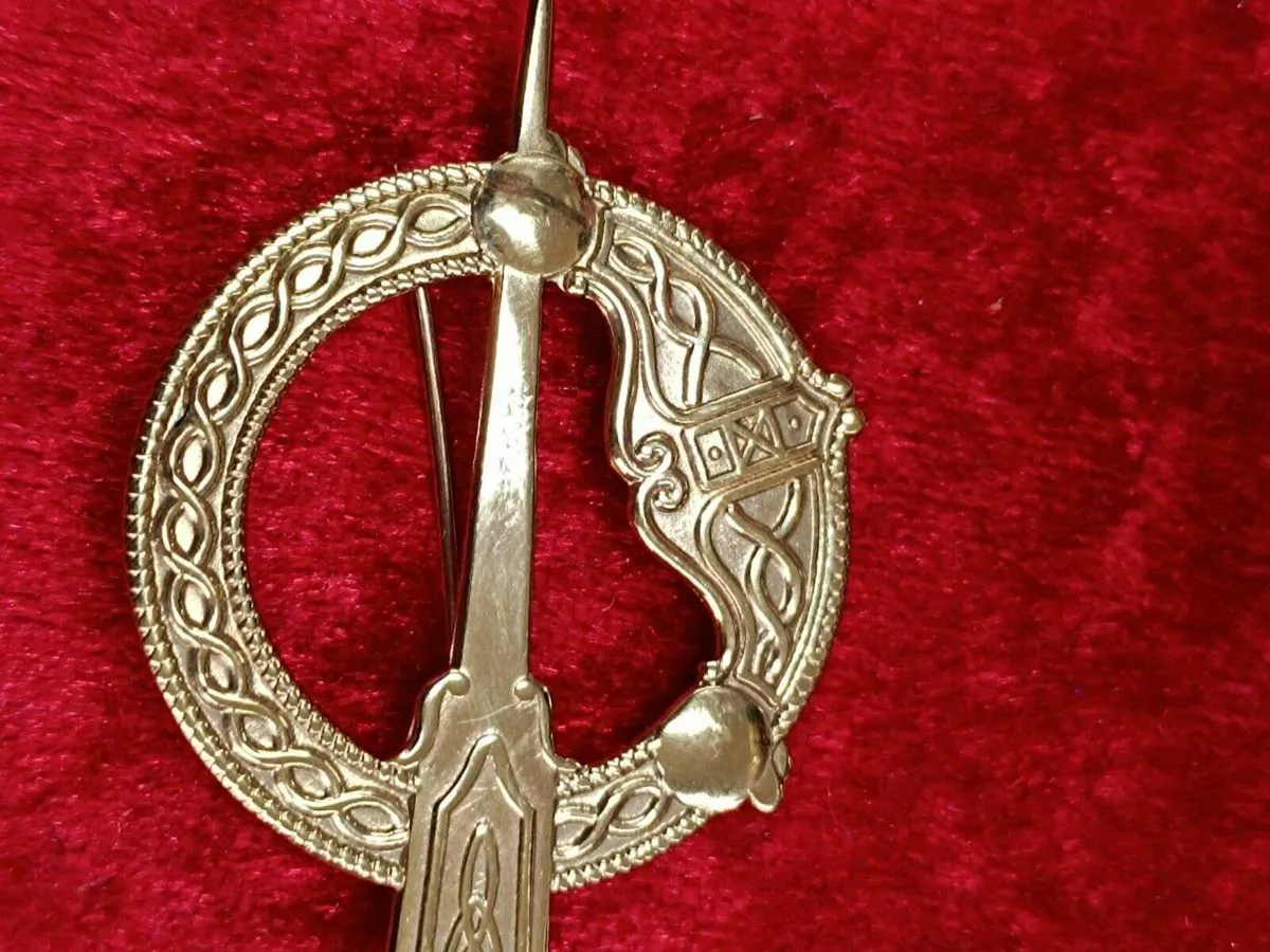 9k Yellow Gold Tara Brooch - Image 2