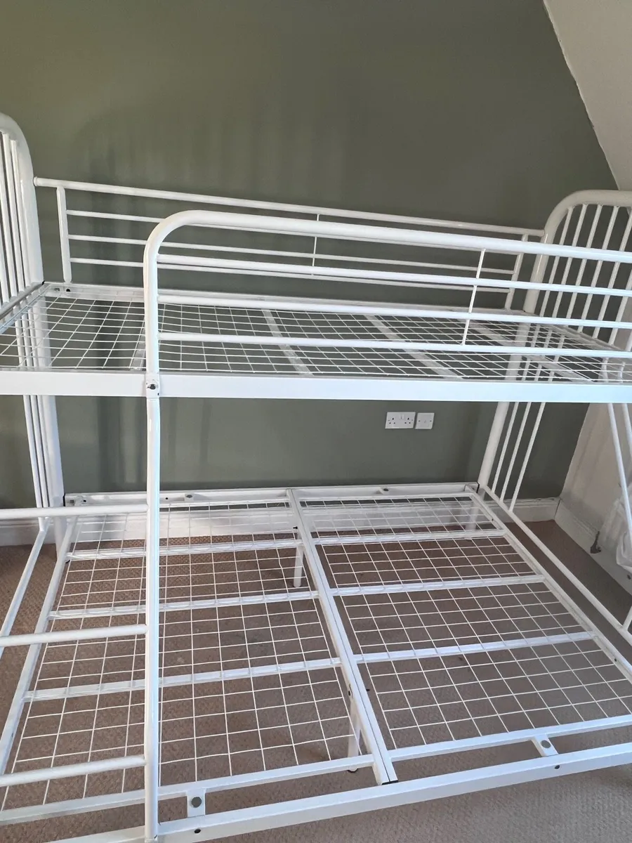 Metal frame bunk bed - Image 1