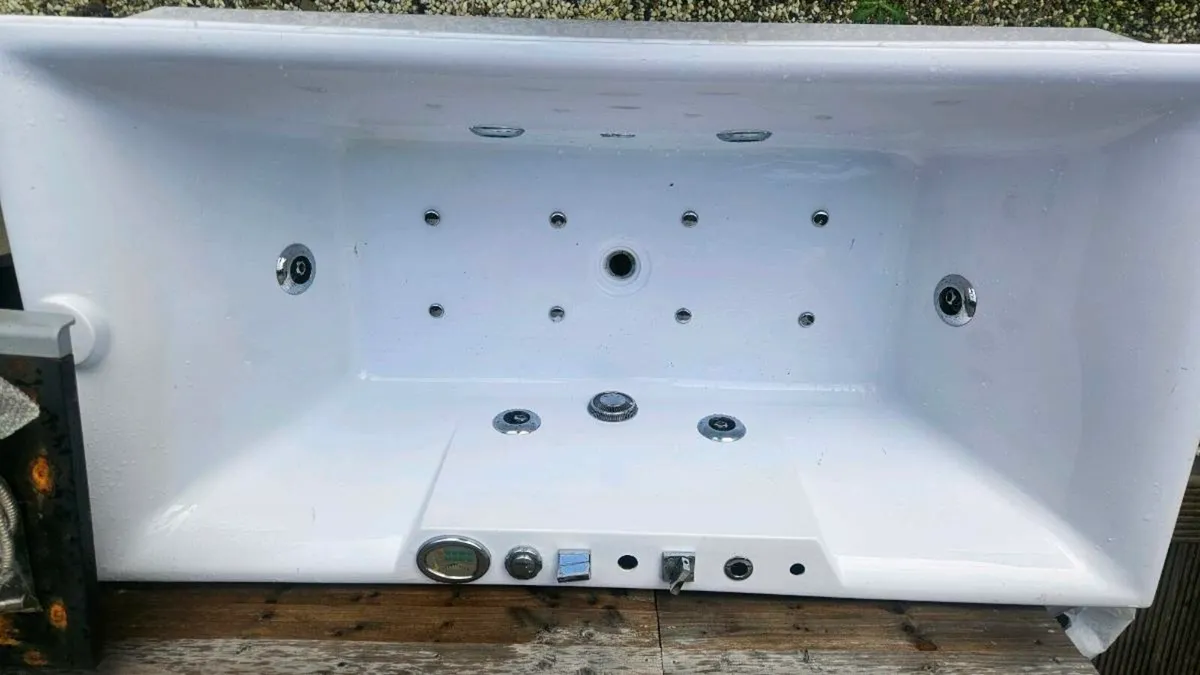Jacuzzi bath - Image 3