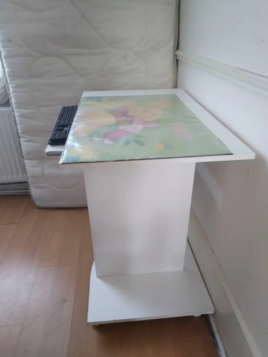 White desk - Image 1