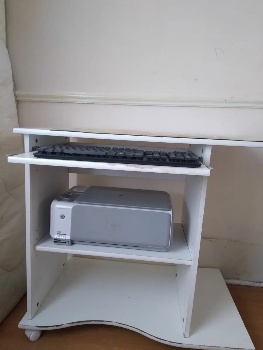 White desk - Image 2