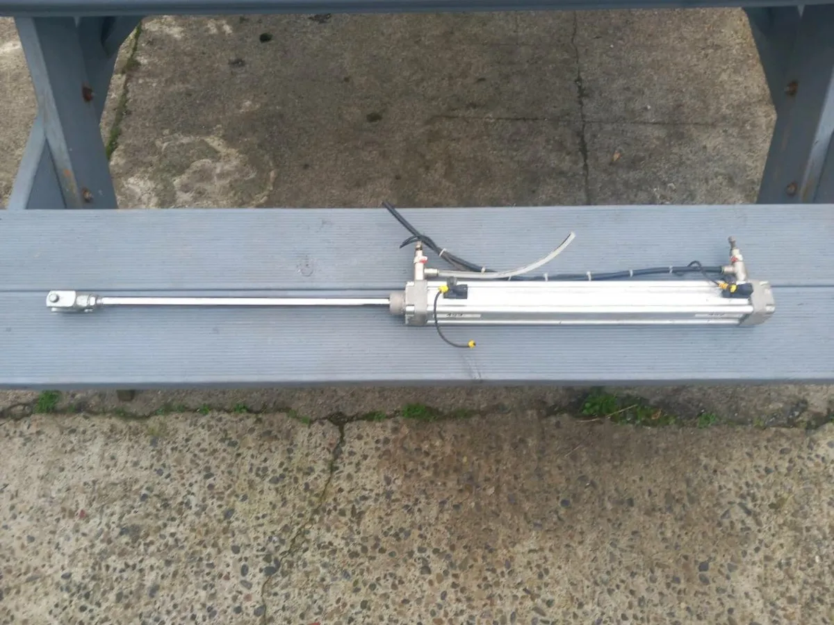 Pneumatic ram for sale - Image 2