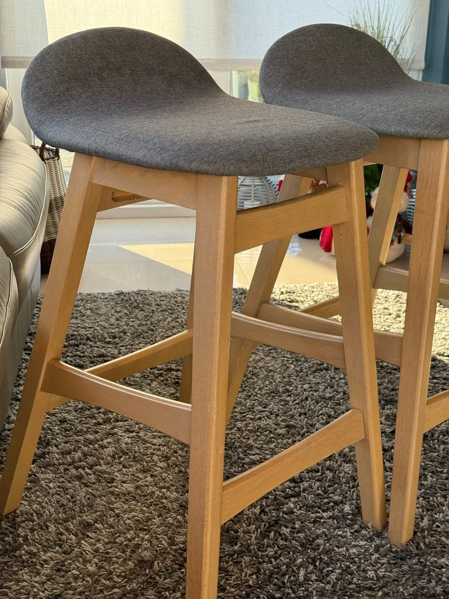 Two high kitchen stools - Image 4