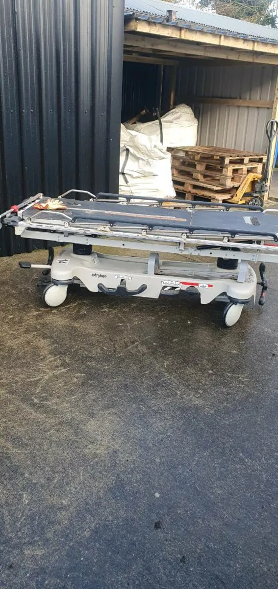 Hospital bed - Image 1