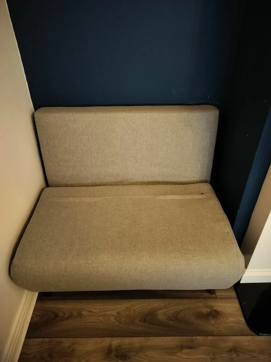 Pull out single couch - Image 1