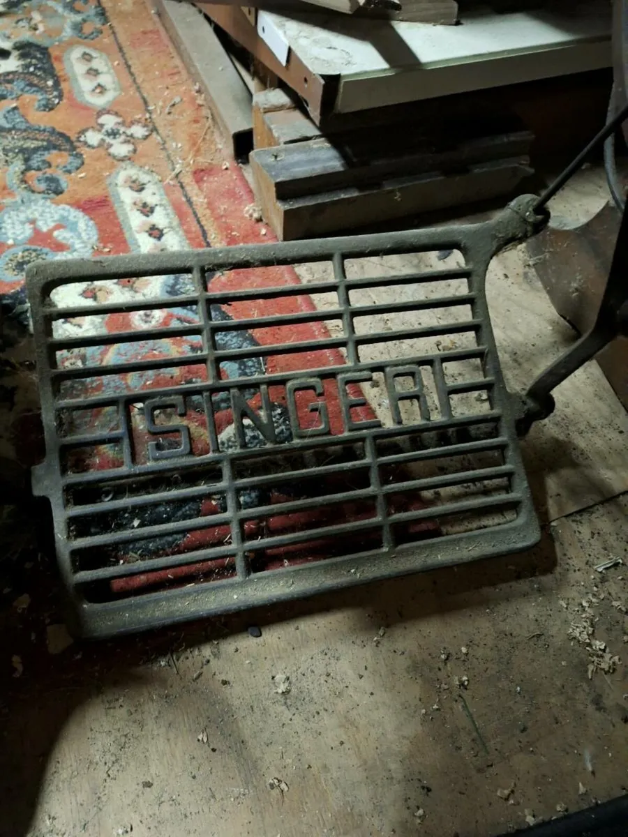 Singer sewing  machine - Image 4