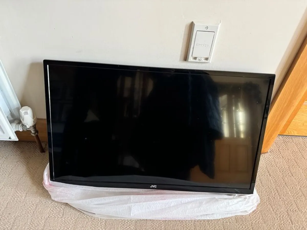 32" JVC HD Smart TV DVD Player Like New - Image 1