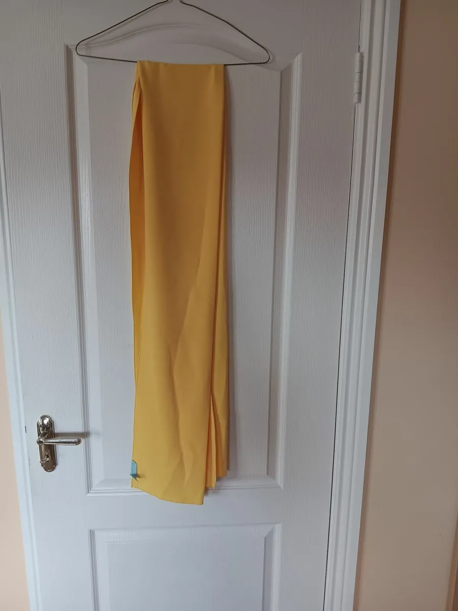 Yellow one shoulder Dress with matching wrap - Image 2