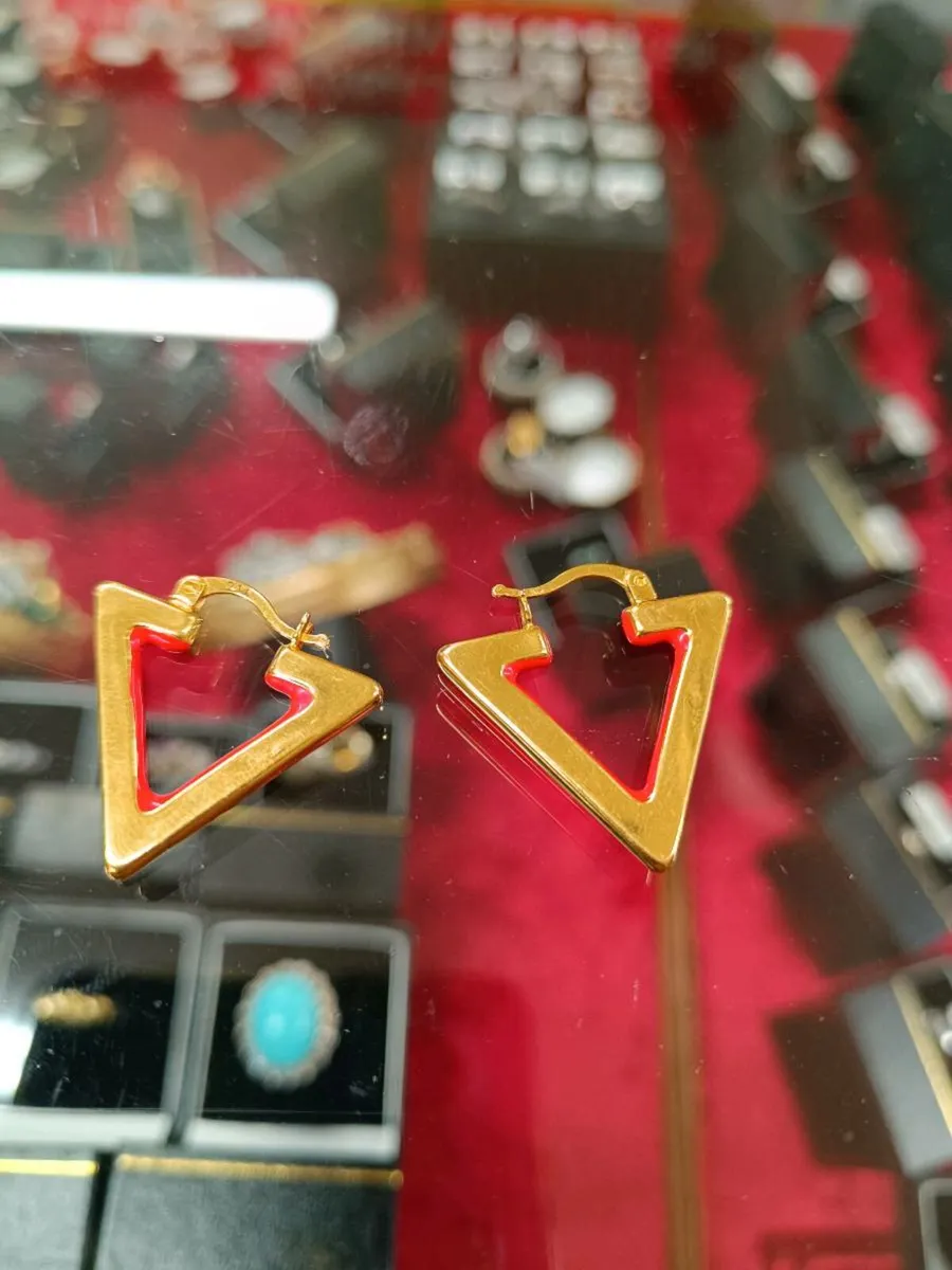 21k Yellow Gold & Red Enamel Triangle Earrings - Image 2