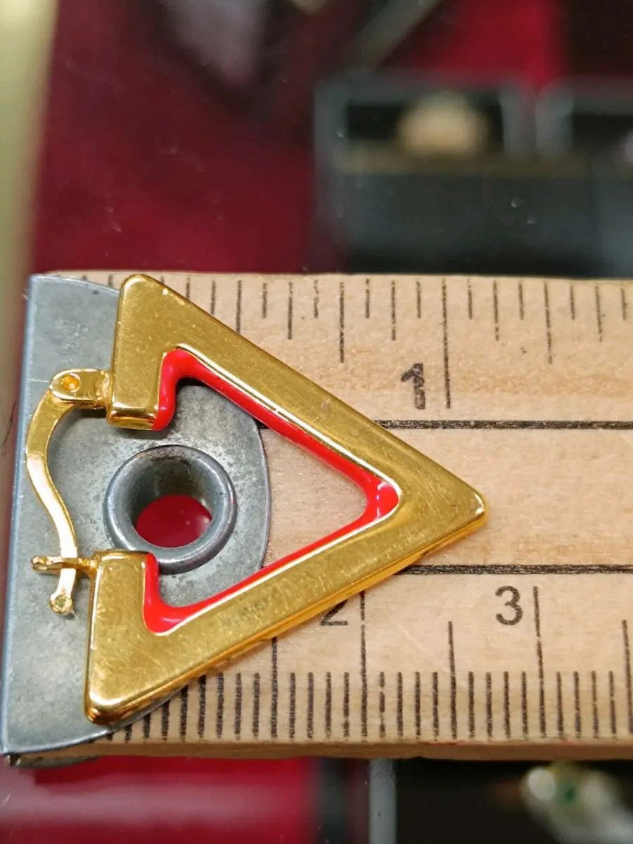 21k Yellow Gold & Red Enamel Triangle Earrings - Image 4
