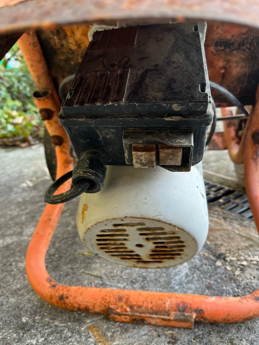 CONCRETE MIXER 110 VOLT and STAND - Image 3