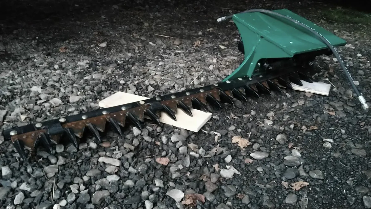 MINI DIGGER GARDEN HEDGE CUTTER - Image 1