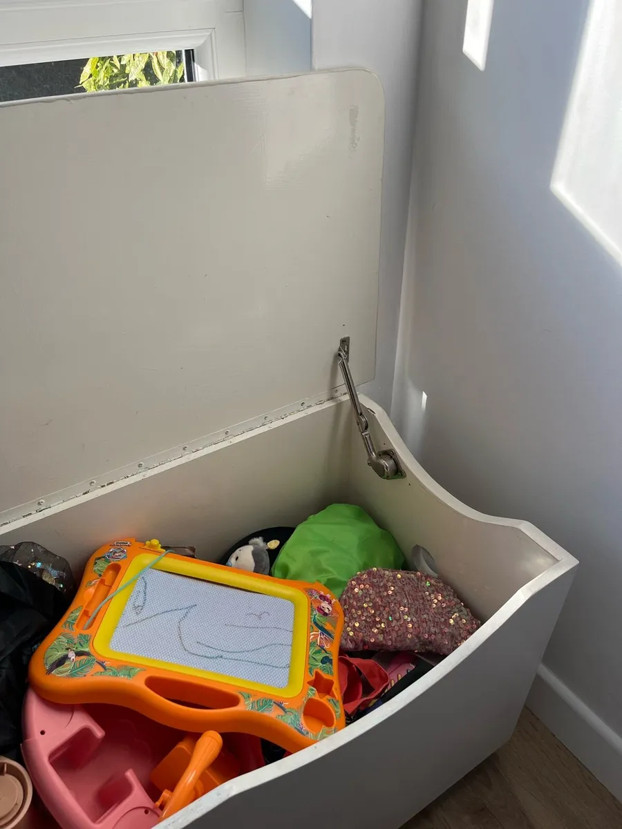 Toy box - Image 2