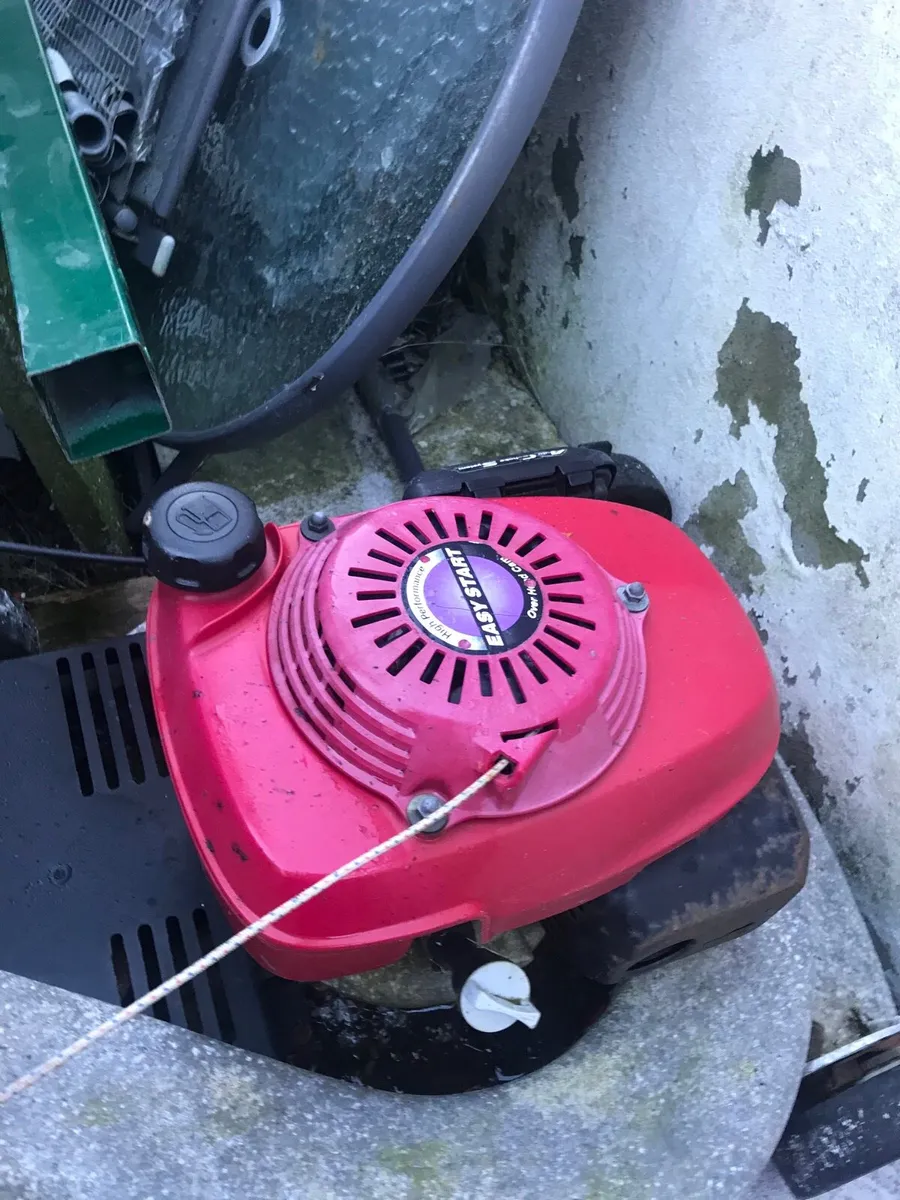 Honda lawnmower for parts or repair - Image 2