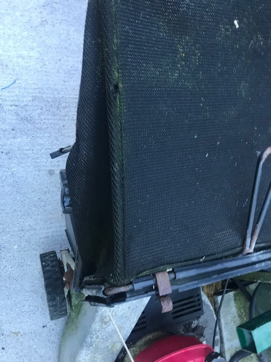 Honda lawnmower for parts or repair - Image 3