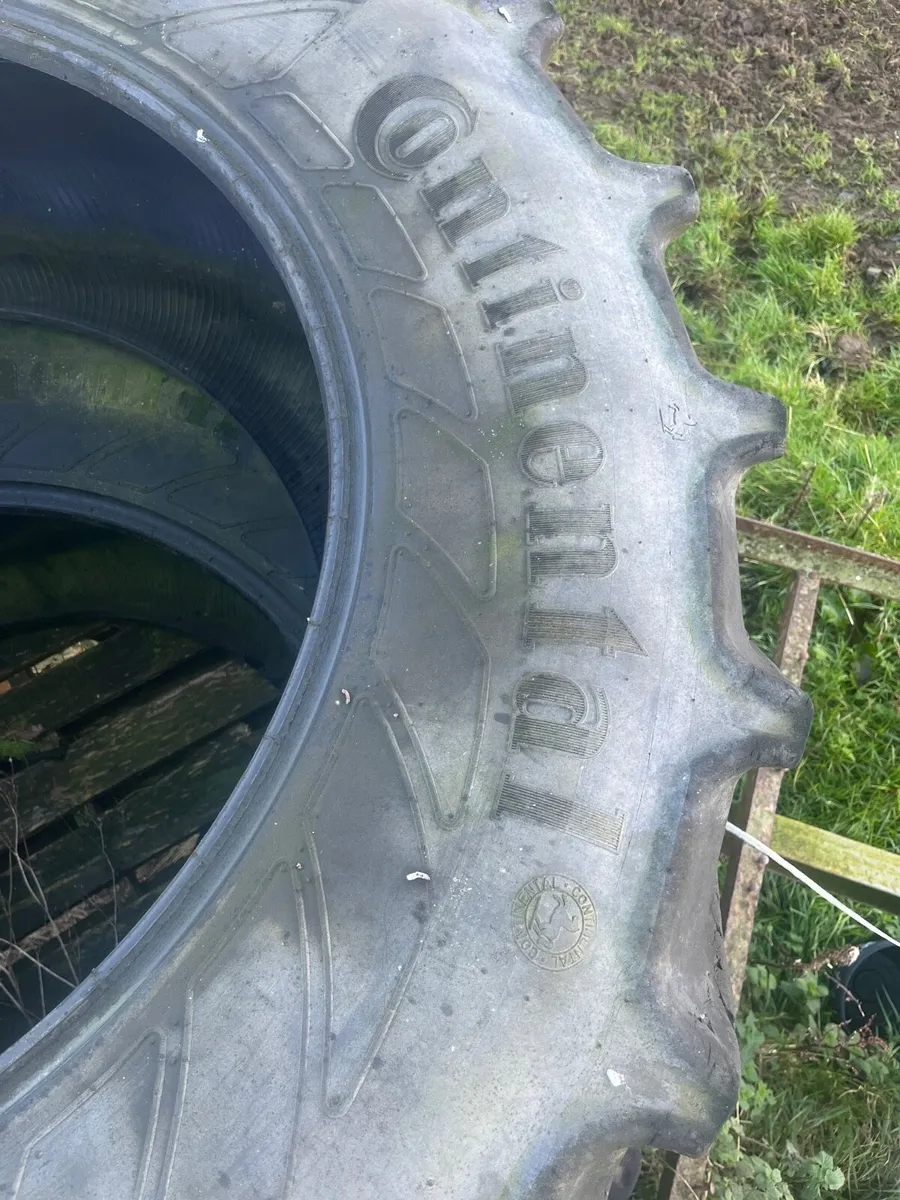 Used tractor tyres and double rib slat - Image 2