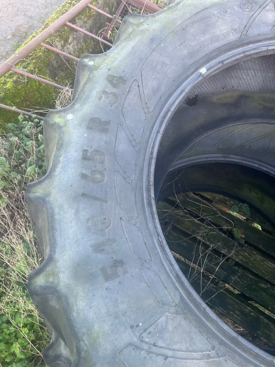 Used tractor tyres and double rib slat - Image 3