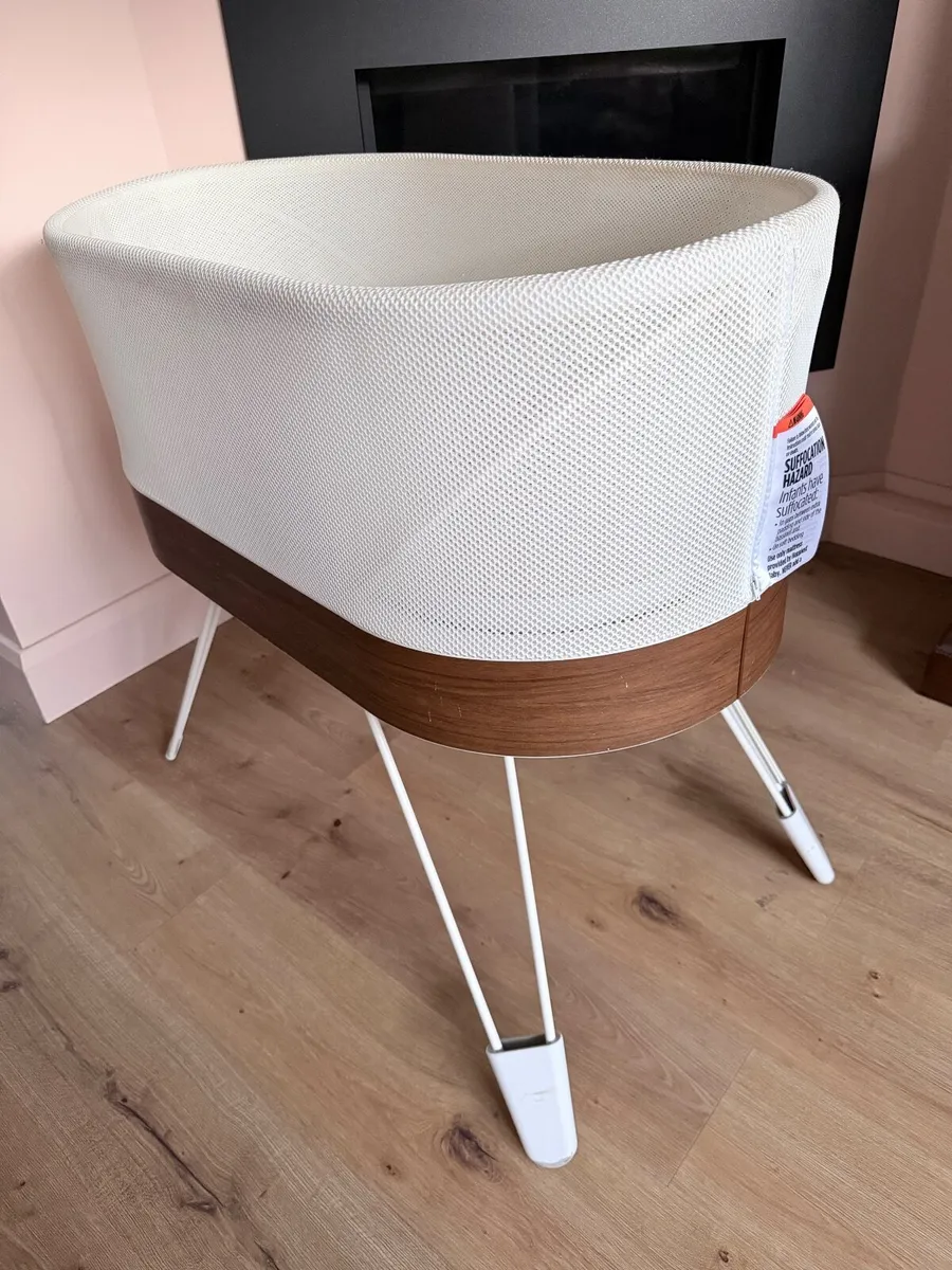 Snoo Bassinet - smart cot in Dublin 7 - Image 3
