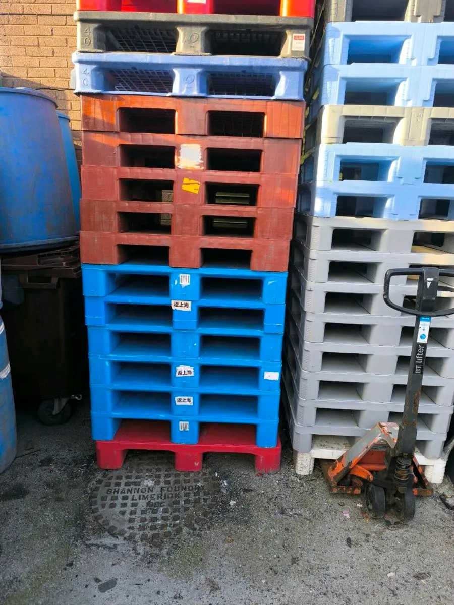 Large amount of plastic pallets - Image 2