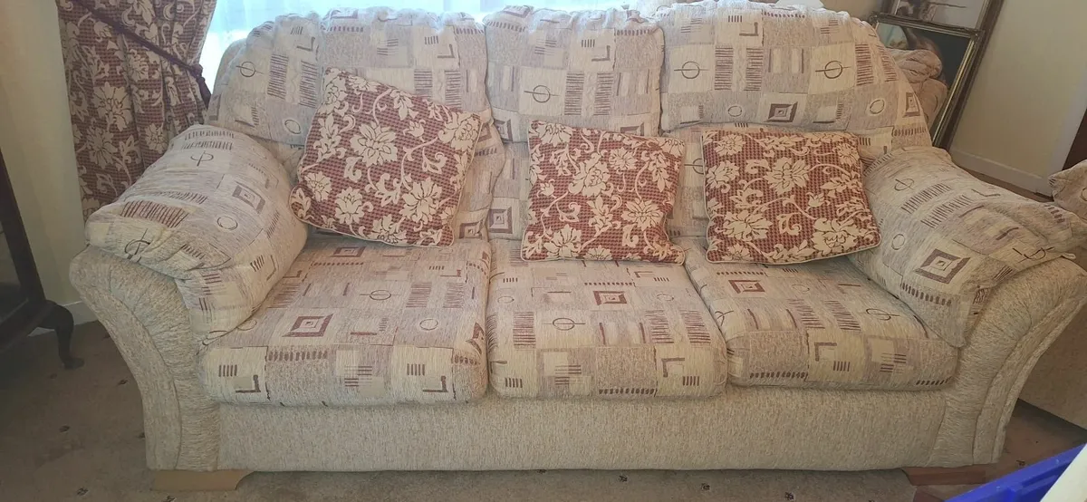 Suite of furniture and matching curtains - Image 1