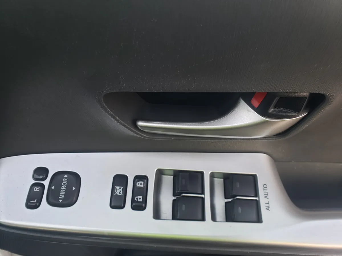 Toyota Prius  7 seater alpha 2014 - Image 4