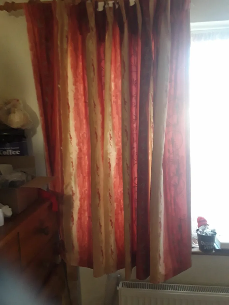 lovely drapes and new condition vibrant colours - Image 1