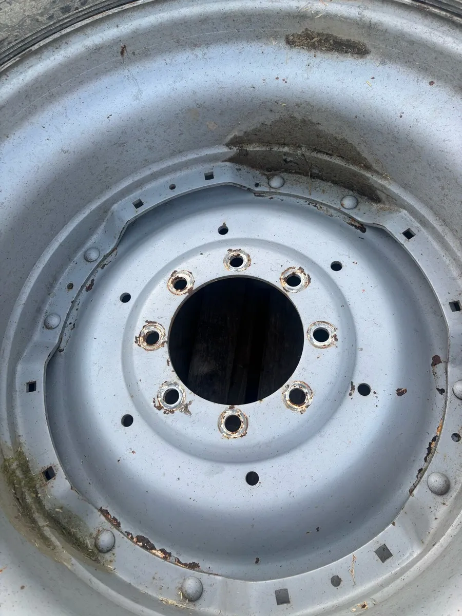 520/85R38 Tyres and rims - Image 4