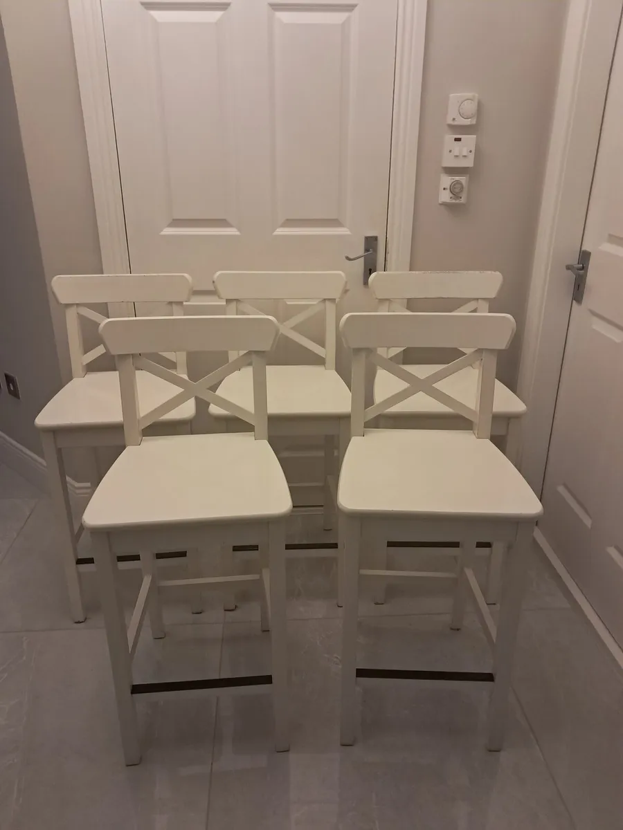 5 wooden bar stools - Image 1