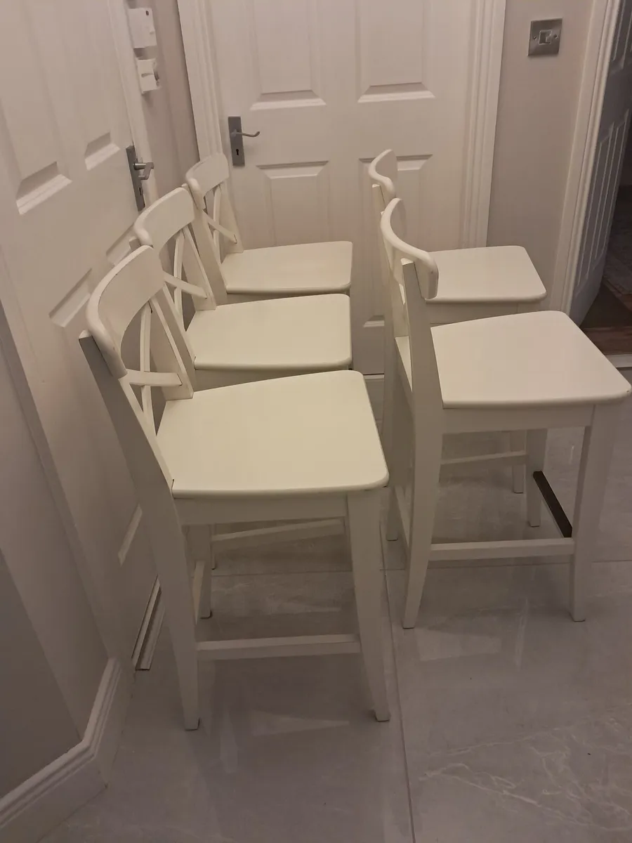 5 wooden bar stools - Image 2