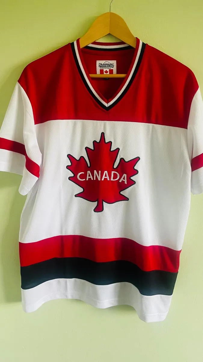 New Canada jersey large - Image 1