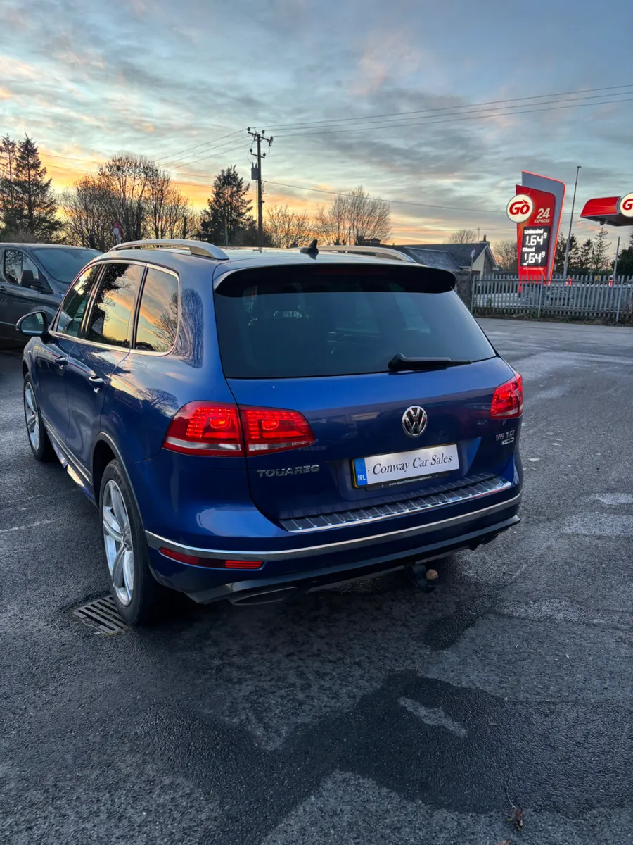 2017 Volkswagen Touareg 3.0 TDI R LINE//2 Seat Com - Image 4