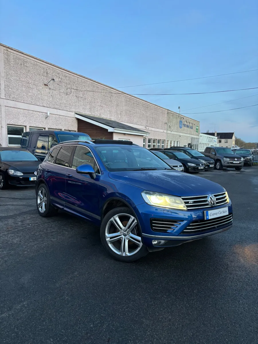 2017 Volkswagen Touareg 3.0 TDI R LINE//2 Seat Com - Image 1