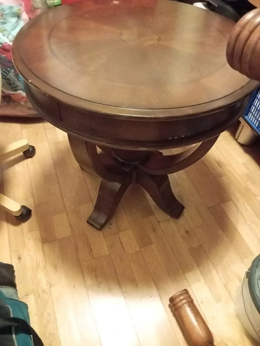 Round table . - Image 1