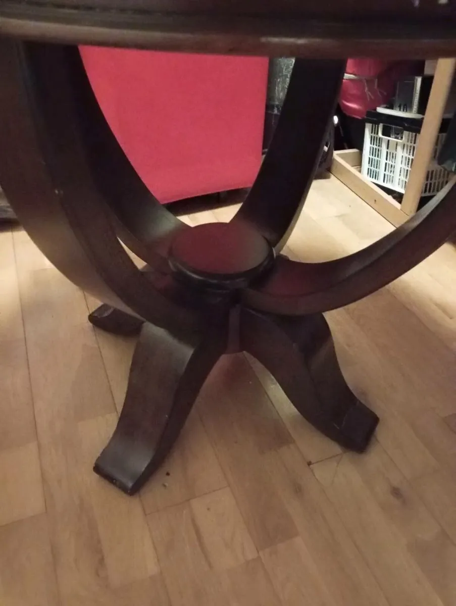 Round table . - Image 2