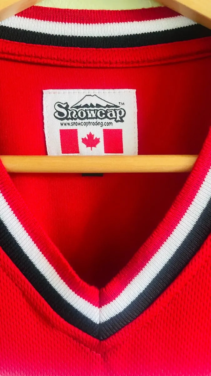 New Canada jersey large - Image 4