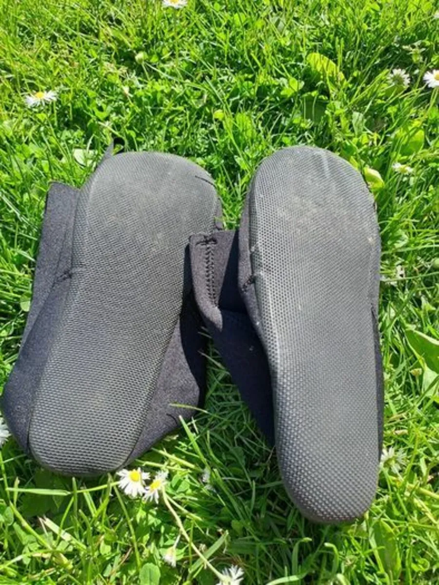 Olaian booties 5.5 to 6.5 - Image 4