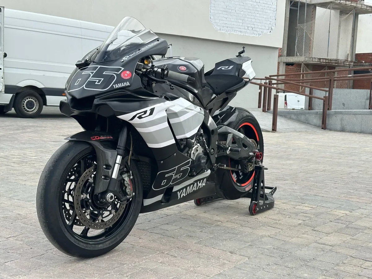 Yamaha R1 - Image 4