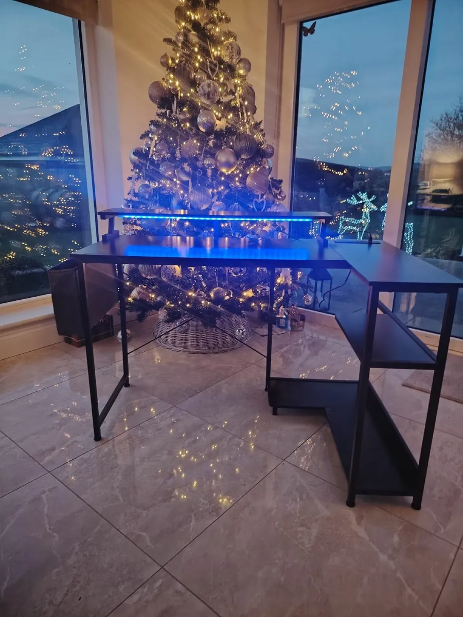 Gaming table - Image 1