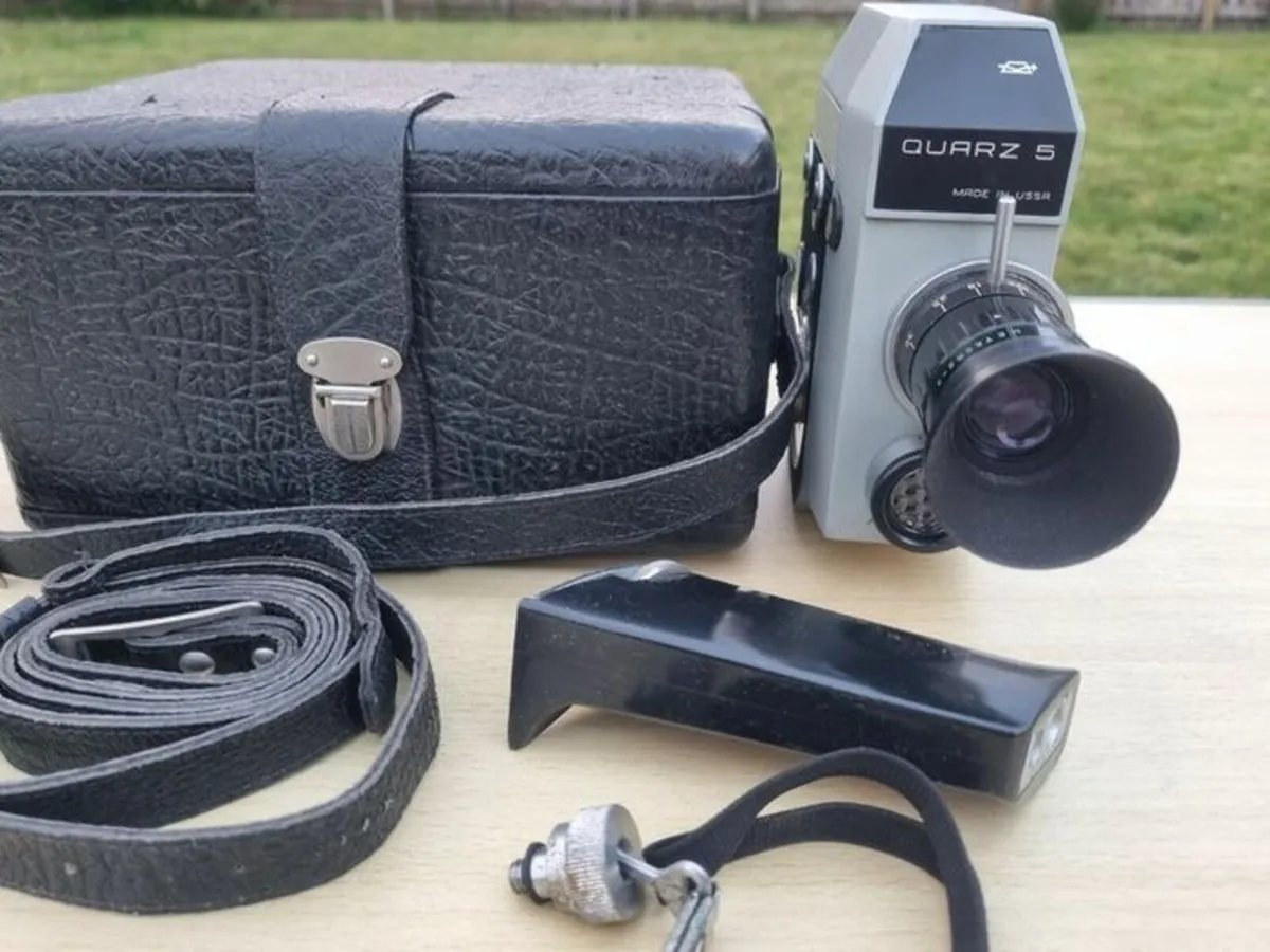 Vintage Soviet Movie Camera - Quarz 5 - Image 1