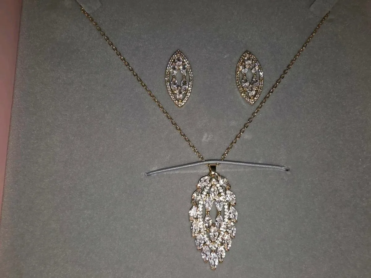 GLITTERY MATCHING PIERCING EARRINGS & Necklace ! - Image 2