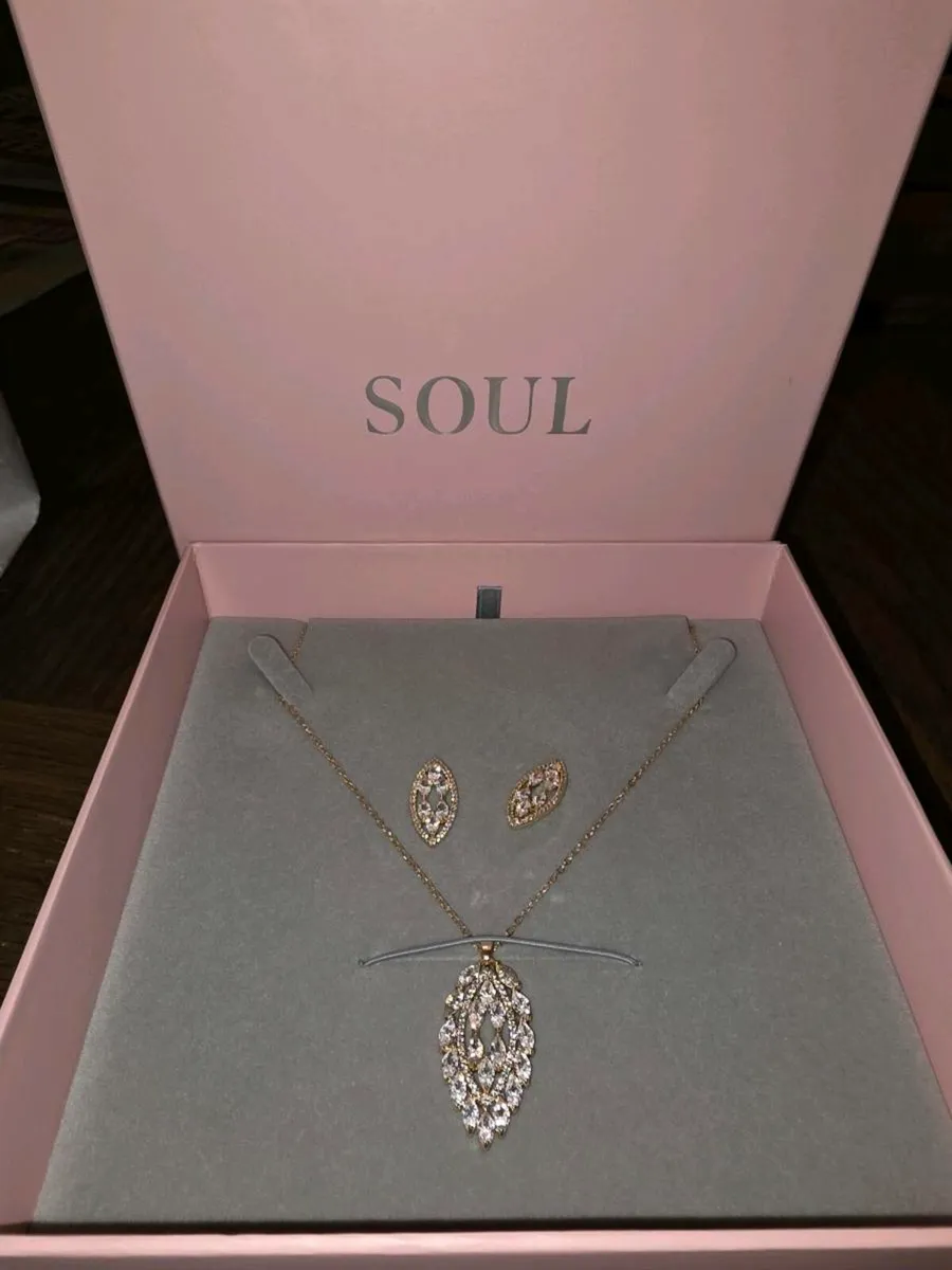 GLITTERY MATCHING PIERCING EARRINGS & Necklace ! - Image 1