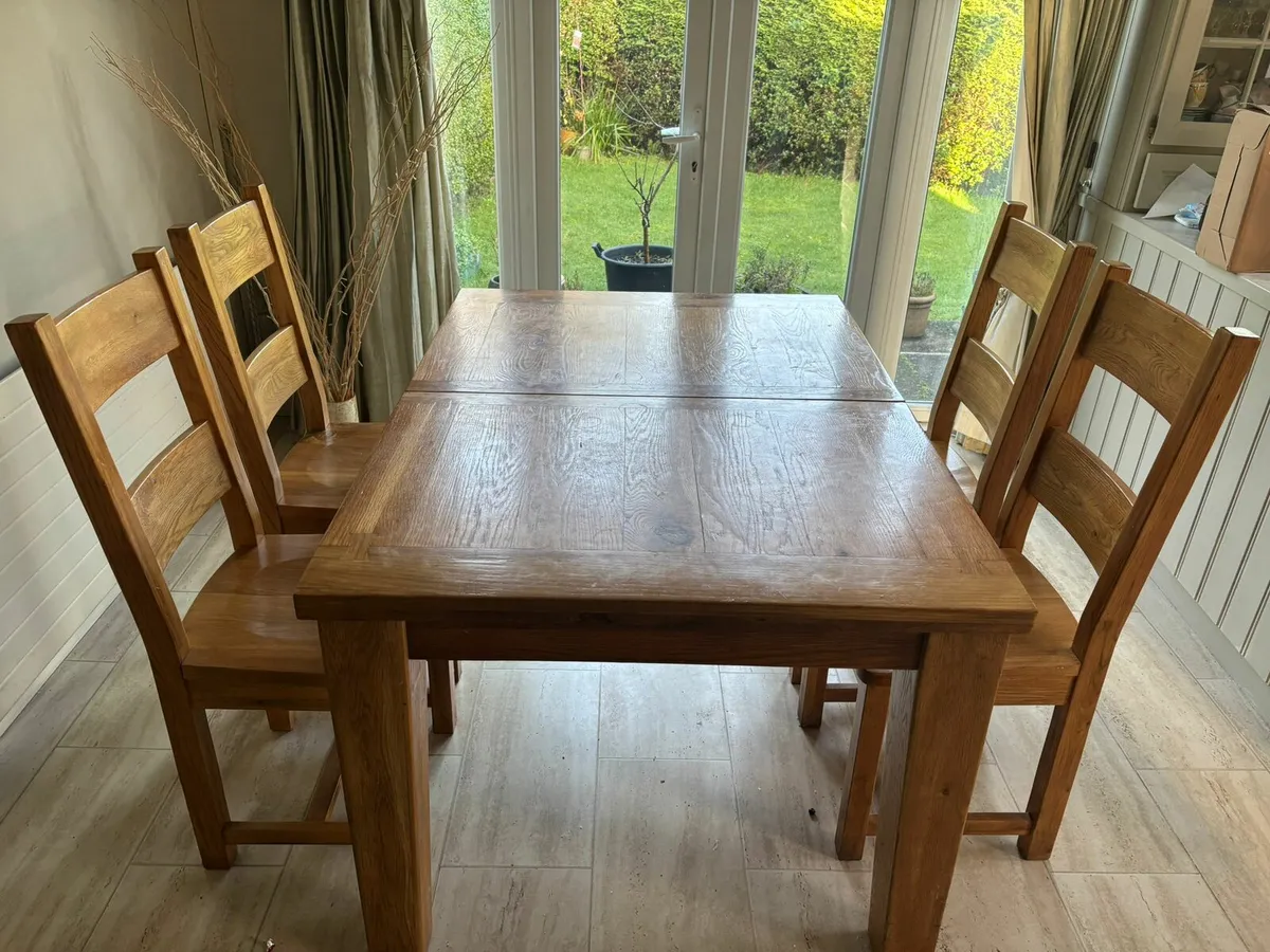Table and chairs - Image 1