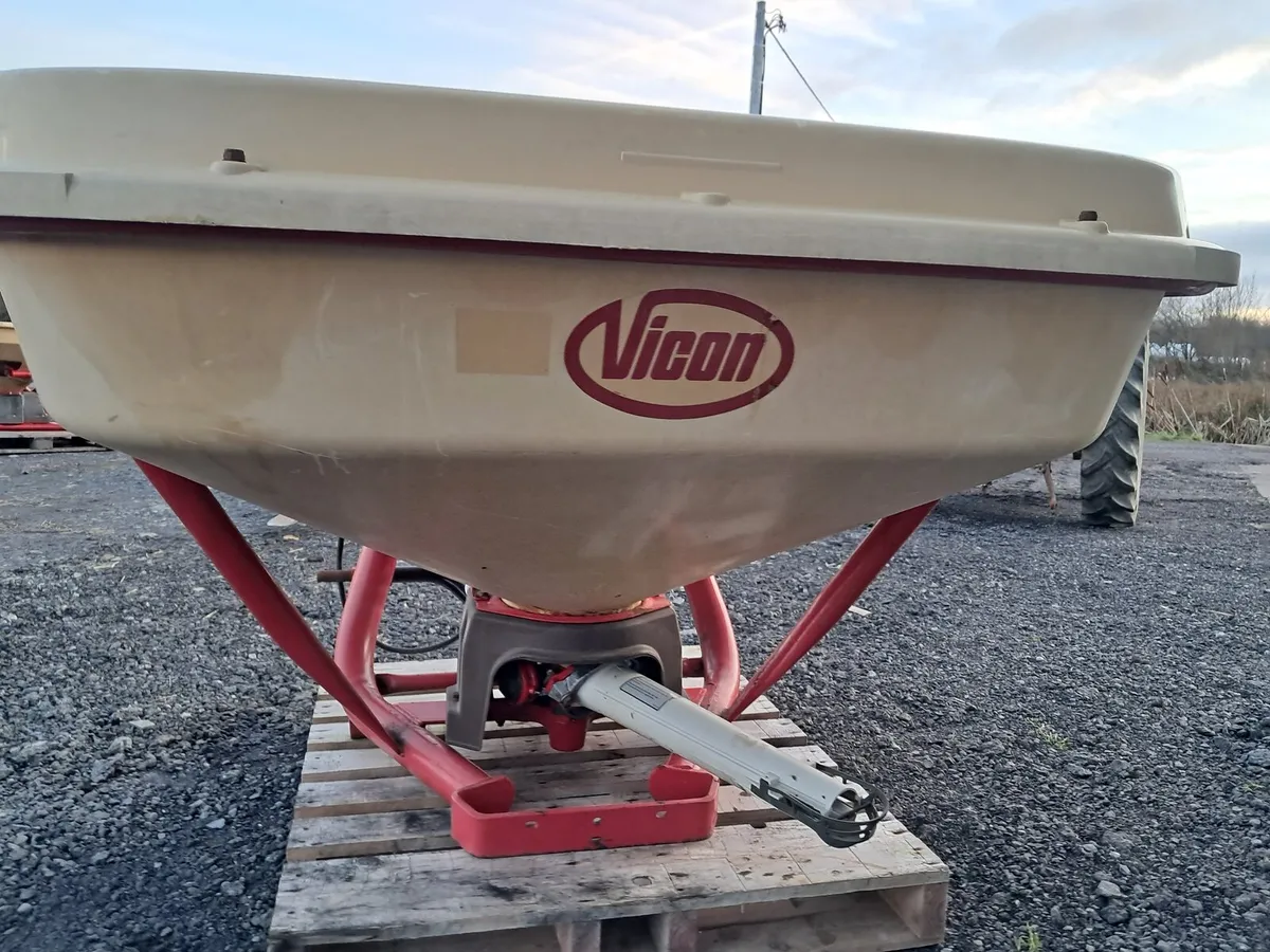 Vicon 1 ton fertiliser spreader - Image 1