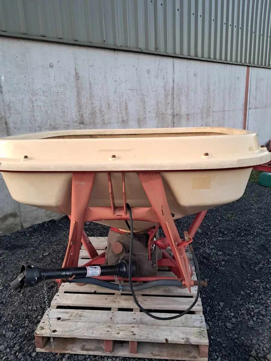 Vicon 1 ton fertiliser spreader - Image 2