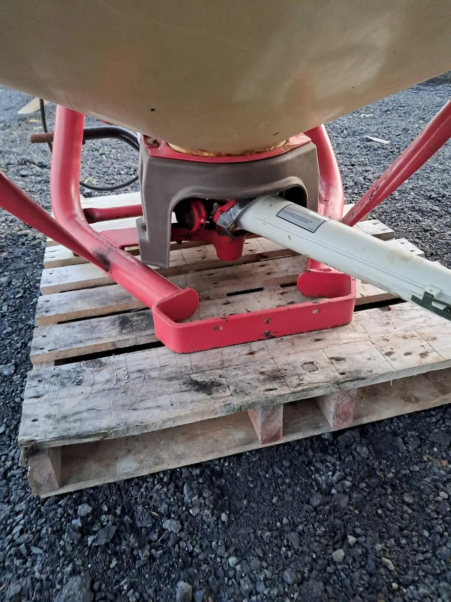 Vicon 1 ton fertiliser spreader - Image 3