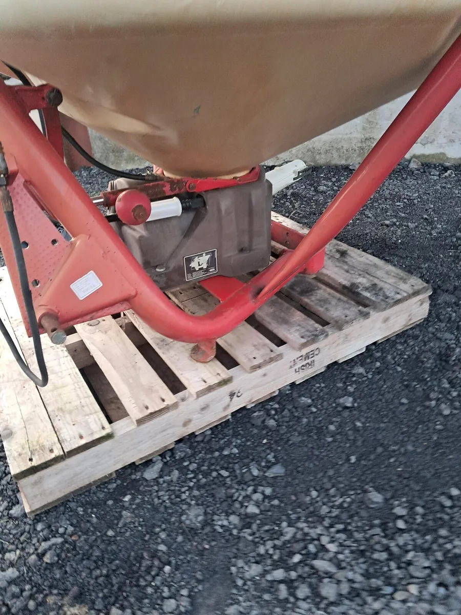 Vicon 1 ton fertiliser spreader - Image 4