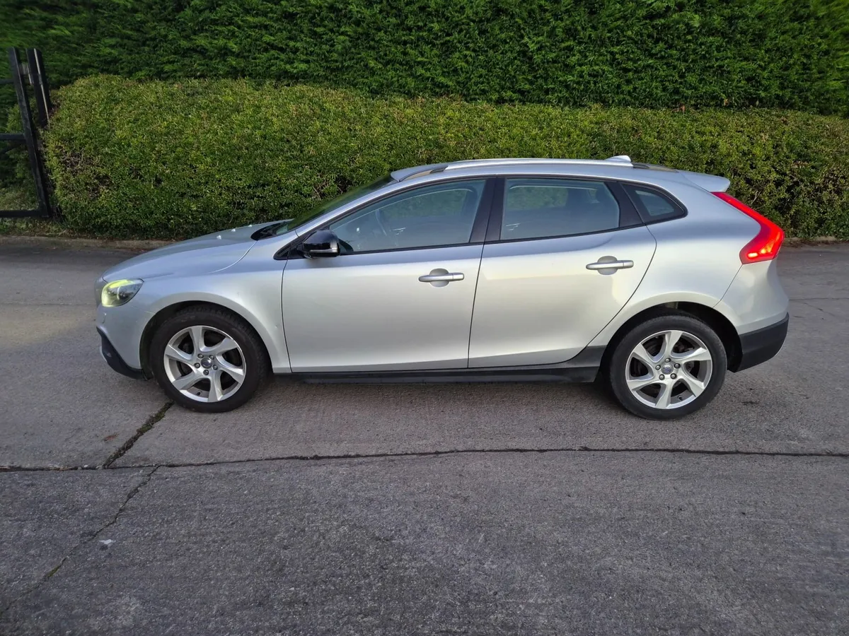 Volvo V40 2014 - Image 2