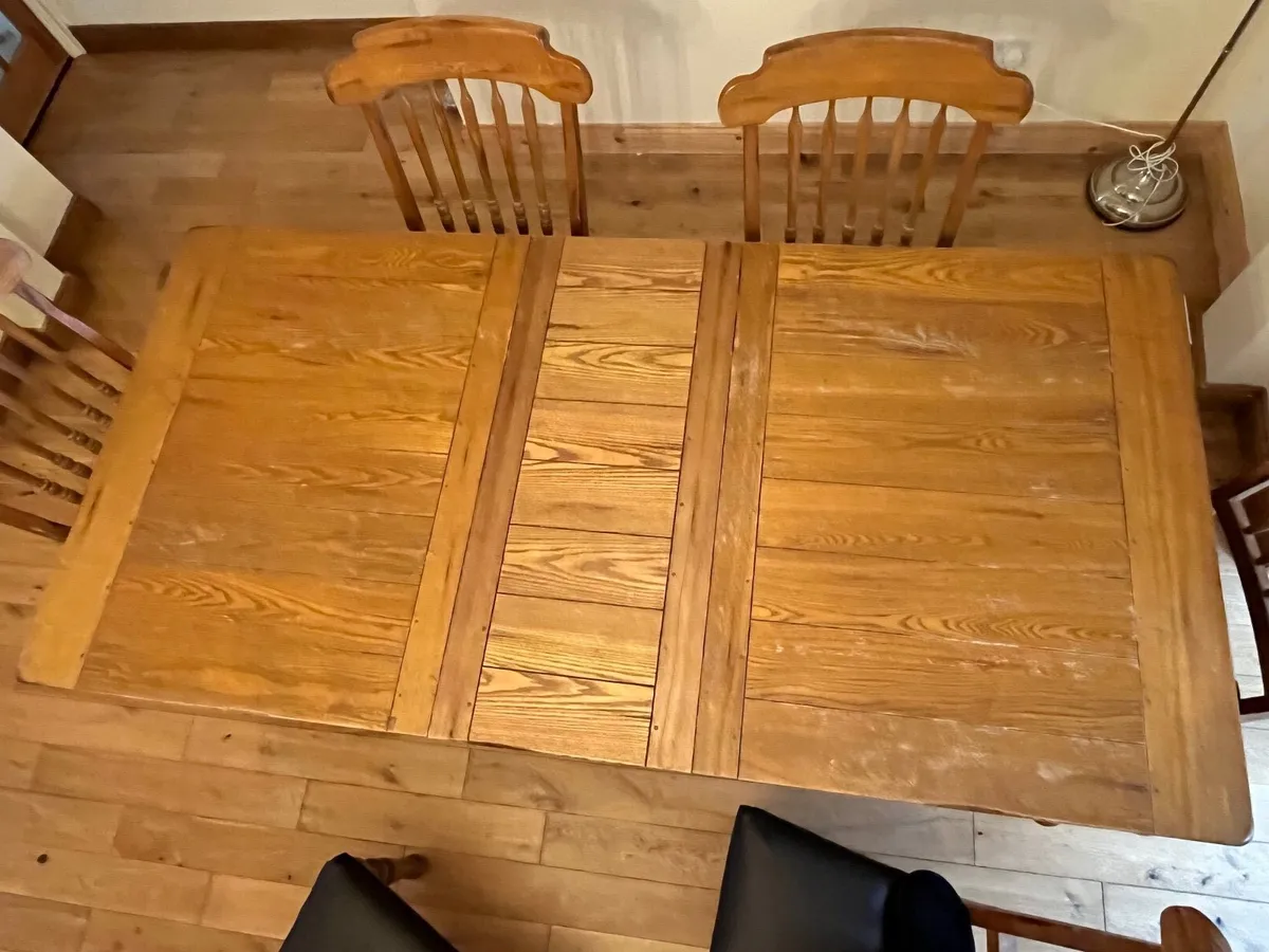 Table and chairs - Image 2