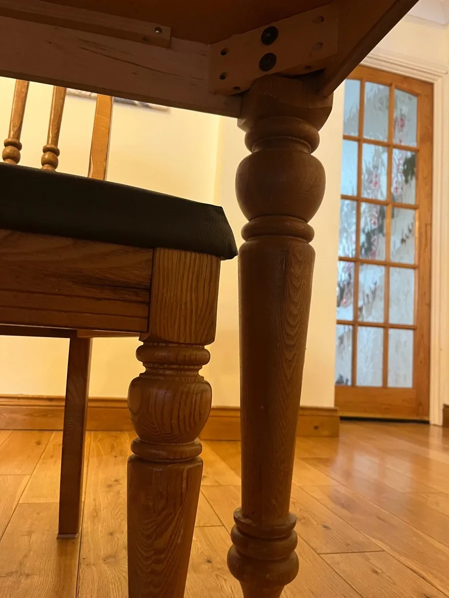 Table and chairs - Image 3